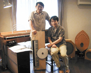 三枝文夫氏と、試作中だったオンド・マルトノ仕様の演奏法が可能な楽器とともに